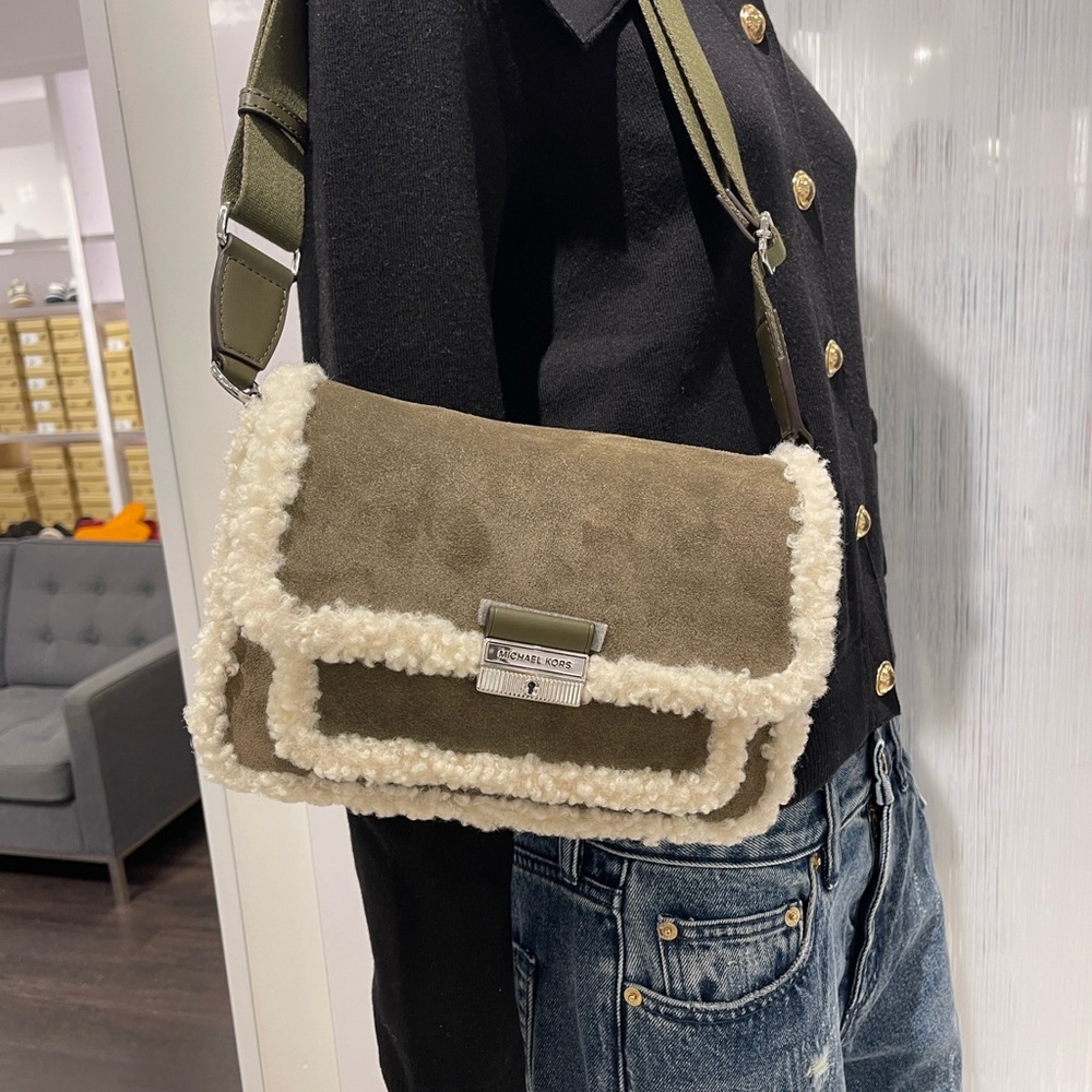 MICHAEL KORS Bradshaw Medium Suede and Faux Shearling Messenger Bag
Olive
NWT - Picture 7 of 16